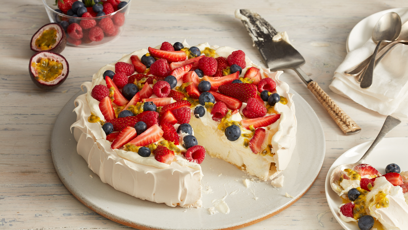 Pavlova Cake - Sweety Cake Bakery